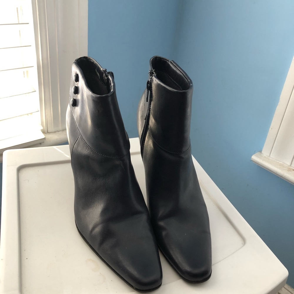 Women’s boots-have been worn navy blue